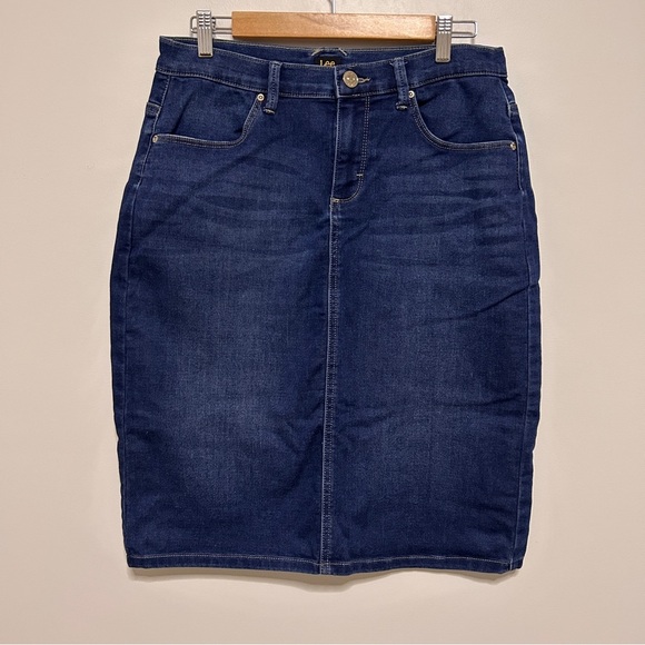 Lee Women’s Medium Denim Pencil Skirt Knee Length Stretchy Academia office work - Picture 1 of 8